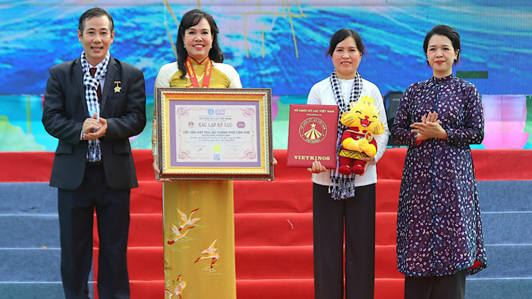 Tổ chức Kỷ lục Việt Nam trao bằng xác lập kỷ lục “Sự kiện diễu hành áo bà ba và áo dài cùng thời điểm có số lượng người tham gia đông nhất".