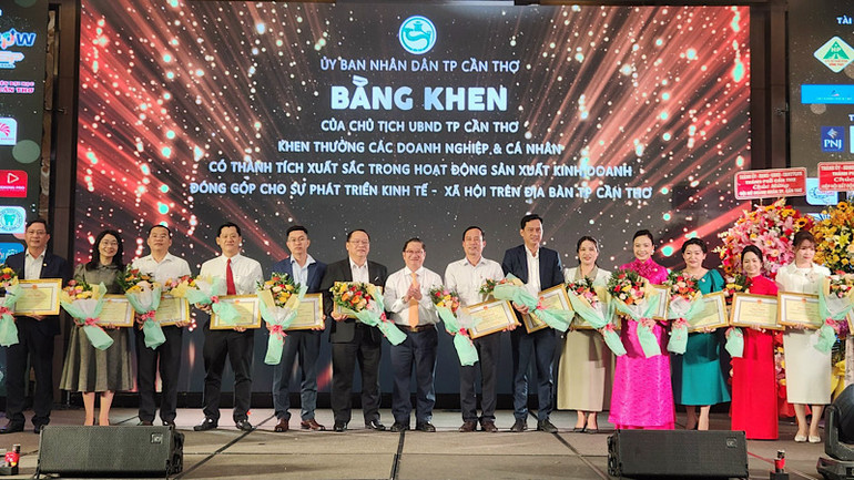 Thành phố Cần Thơ tặng bằng khen cho các doanh nhân có nhiều đóng góp vào sự phát triển của thành phố.