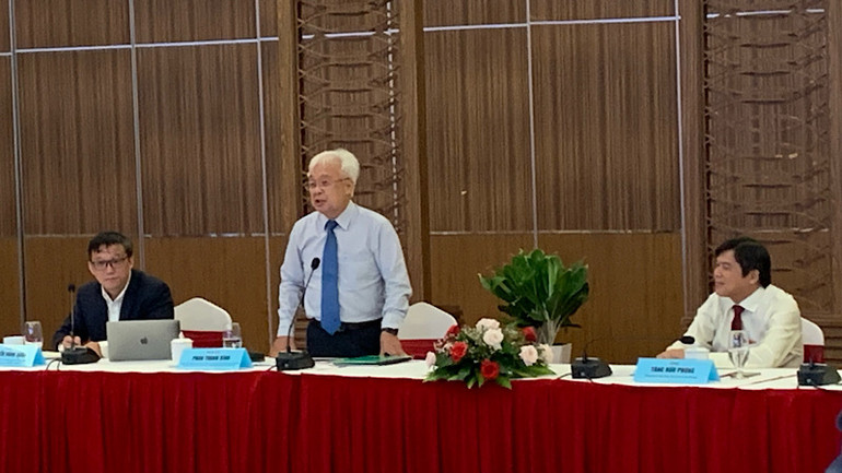 Đại biểu trình bày tham luận tại hội thảo.