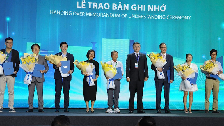 VSIP Cần Thơ trao bản ghi nhớ cho nhà đầu tư.