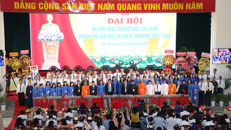 Các thành viên Ủy ban Mặt trận Tổ quốc Việt Nam thành phố Cần Thơ ra mắt đại hội.