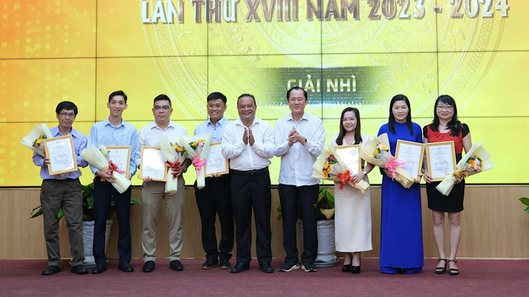 Lãnh đạo Ban tuyên giáo Thành ủy Cần Thơ trao Giải Nhì cho các tác giả.