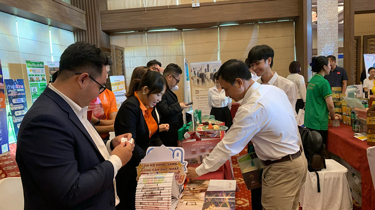 Các đại biểu tham quan các gian trưng bày sản phẩm tại Hội nghị.