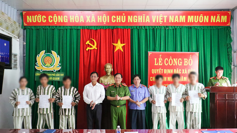 Các phạm nhân nhận quyết định tại lễ đặc xá 2024.