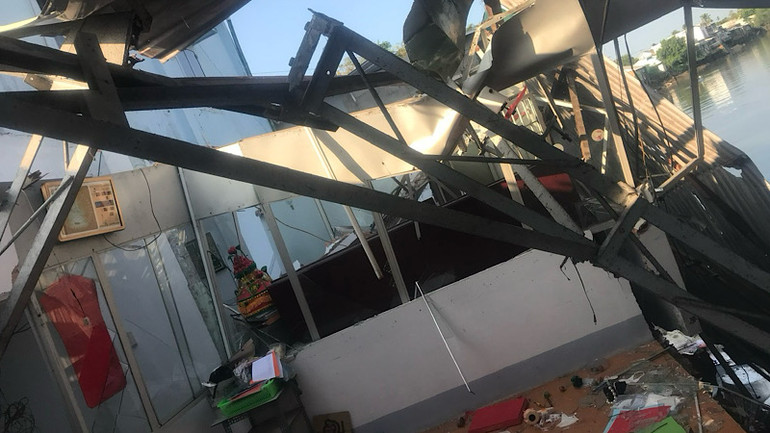 Nhà dân bị sạt lở xuống sông Trà Nóc.