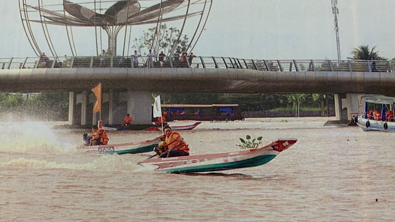 Tranh tài tại Giải đua xuồng vỏ Composite quốc gia Cần Thơ lần thứ 2.