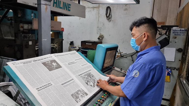 Công nhân Công ty Cổ phần In tổng hợp Cần Thơ kiểm tra bản in báo.