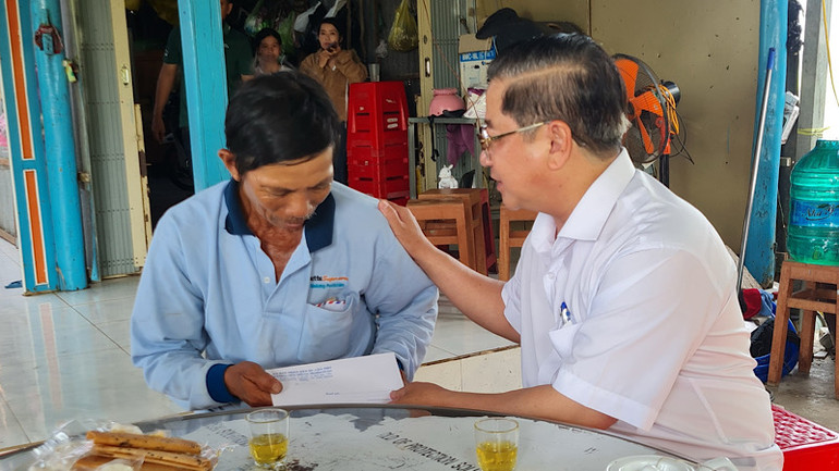 Lãnh đạo Cần Thơ thăm hỏi, trao quà hộ dân bị thiệt hại do thiên tai.