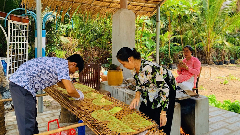 Du khách trải nghiệm làm bánh tráng tại điểm du lịch miệt vườn huyện Phong Điền. Du khách trải nghiệm làm bánh tráng tại điểm du lịch miệt vườn huyện Phong Điền.