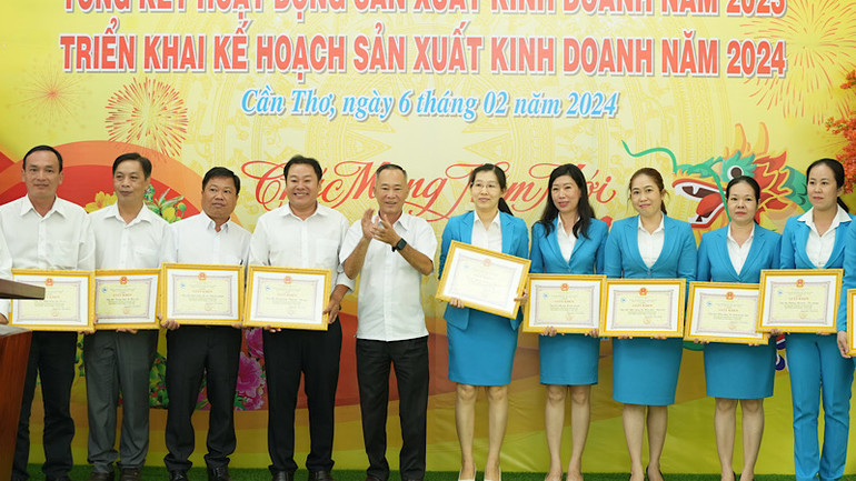 Công ty khen thưởng cho người lao động đạt thành tích xuất sắc năm 2023.