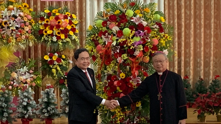 Đồng chí Trần Thanh Mẫn tặng hoa chúc mừng Giám mục Tri Bửu Thiên, Giáo phận Cần Thơ.