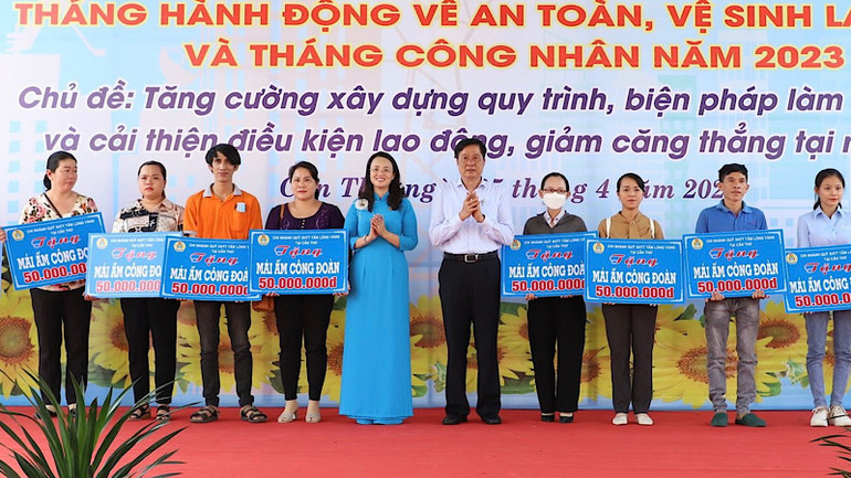Lãnh đạo thành phố Cần Thơ trao tặng mái ấm công đoàn cho người lao động có hoàn cảnh khó khăn.