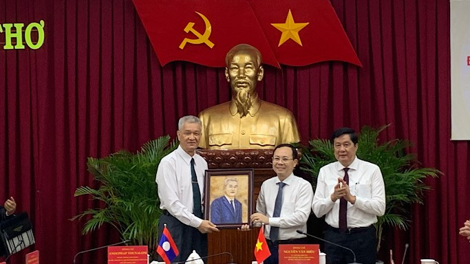 Lãnh đạo Thành ủy Cần Thơ tặng quà lưu niệm cho lãnh đạo Thành ủy Vientiane.