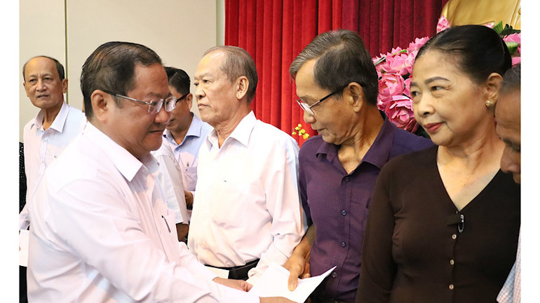 Lãnh đạo quận ủy Bình Thủy tặng quà cho người có công trên địa bàn.