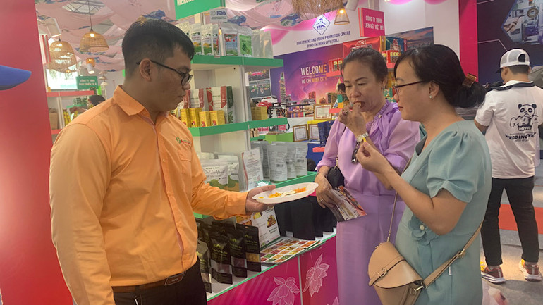 Doanh nghiệp giới thiệu sản phẩm tại hội chợ.