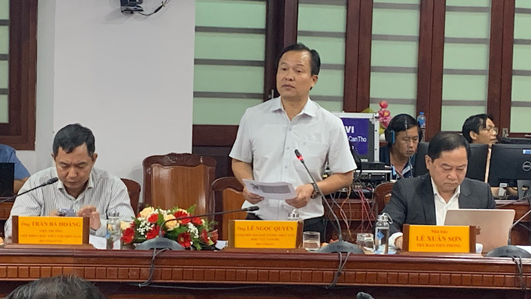 Đại biểu tham luận tại hội thảo.