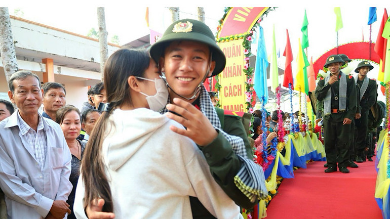 Tân binh chia tay người thân trước giờ lên đường nhập ngũ.