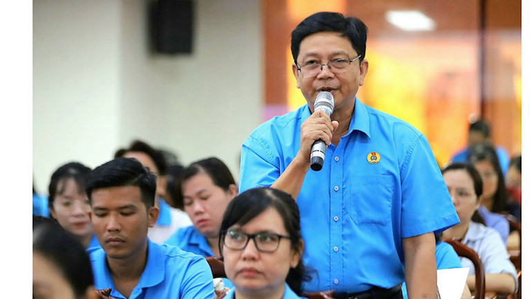 Đại diện công nhân lao động nêu kiến nghị tại buổi đối thoại. Đại diện công nhân lao động nêu kiến nghị tại buổi đối thoại.