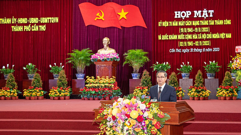 Lãnh đạo thành phố Cần Thơ phát biểu ý kiến tại buổi họp mặt. Lãnh đạo thành phố Cần Thơ phát biểu ý kiến tại buổi họp mặt.