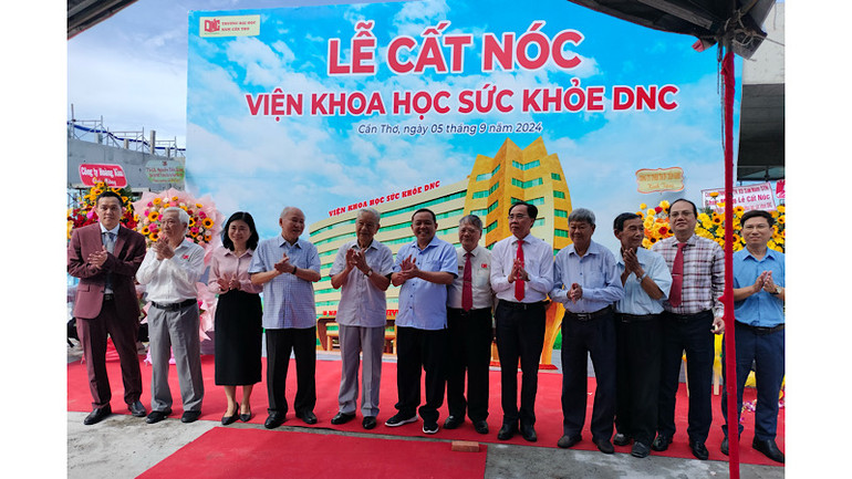 Các đại biểu chụp ảnh lưu niệm tại buổi lễ.