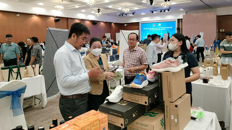 Các đại biểu tìm hiểu các sản phẩm trưng bày tại hội nghị. Các đại biểu tìm hiểu các sản phẩm trưng bày tại hội nghị.