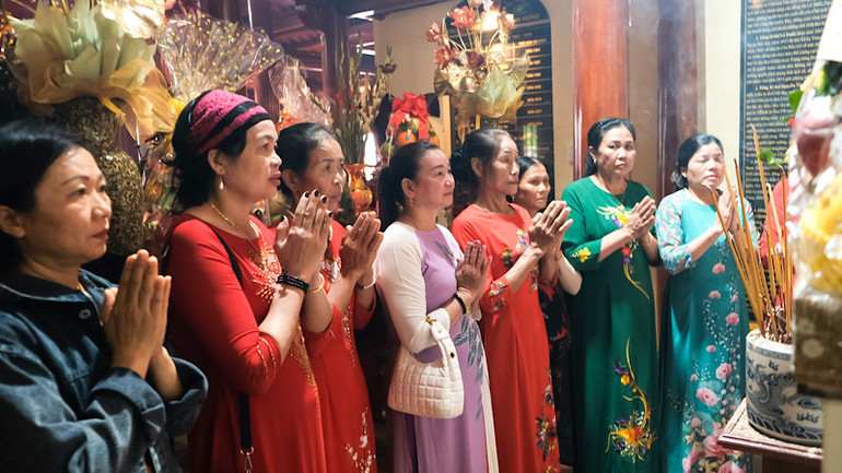 Các đại biểu tưởng niệm các liệt sĩ Trung đoàn 1-U Minh tại lễ giỗ.