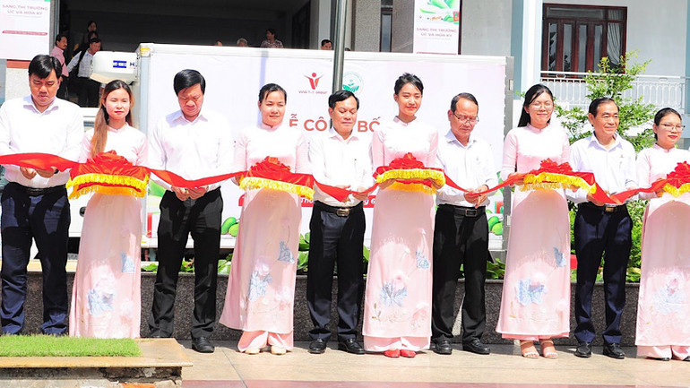 Lãnh đạo thành phố Cần Thơ, doanh nghiệp cắt băng chào mừng tại lễ công bố.