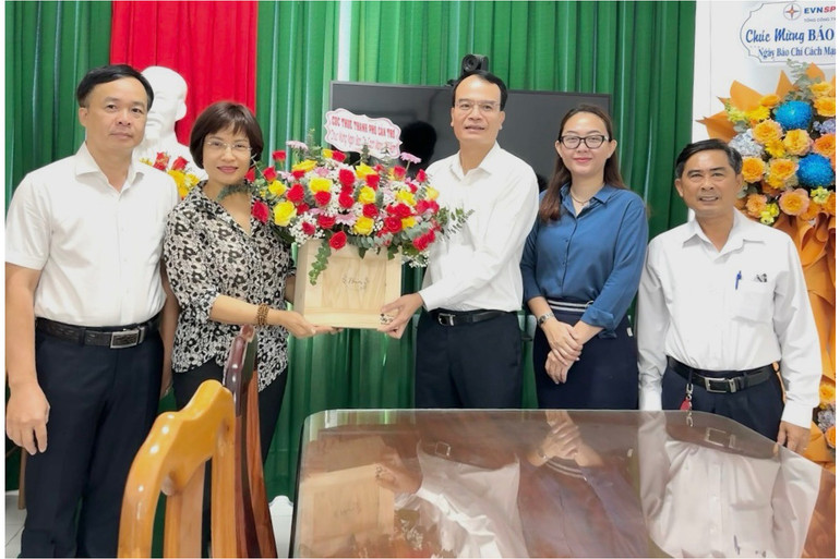 Cục thuế Cần Thơ tặng hoa chúc mừng Cơ quan Thường trực Báo Nhân Dân tại Cần Thơ. Cục thuế Cần Thơ tặng hoa chúc mừng Cơ quan Thường trực Báo Nhân Dân tại Cần Thơ.