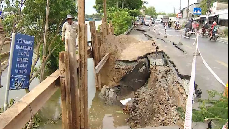 Hiện trường sạt lở Quốc lộ 80. Hiện trường sạt lở Quốc lộ 80.
