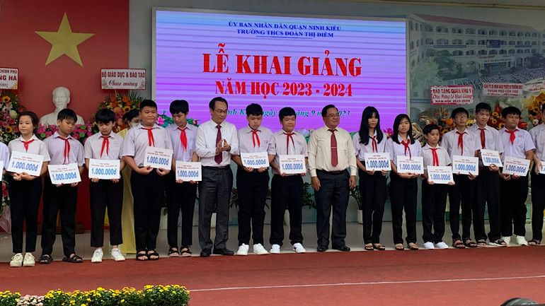 Hội Khuyến học thành phố Cần Thơ trao học bổng cho học sinh có hoàn cảnh khó khăn.