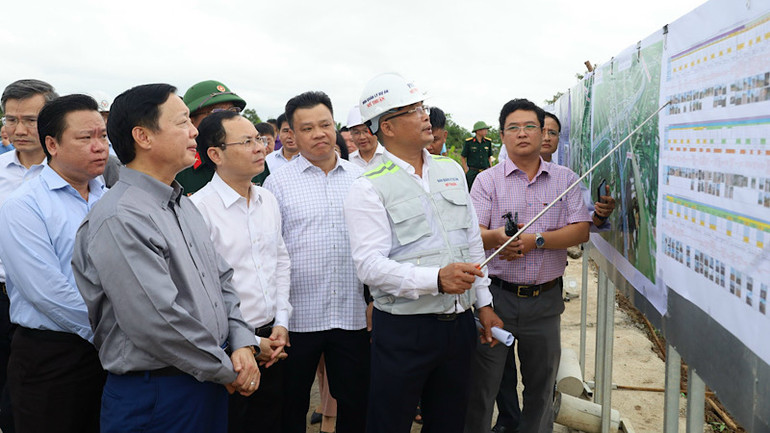 Phó Thủ tướng Trần Hồng Hà khảo sát cao tốc Cần Thơ-Cà Mau trên địa bàn Cần Thơ.