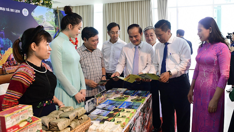 Các đại biểu trao đổi thông tin về Lễ hội Thành Tuyên năm 2023.