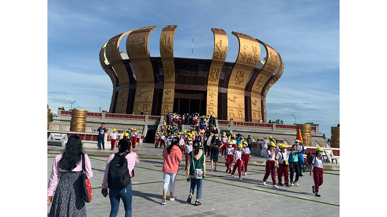 Đền thờ Vua Hùng ở quận Bình Thủy, Cần Thơ thu hút du khách trong vùng đến tham quan. Đền thờ Vua Hùng ở quận Bình Thủy, Cần Thơ thu hút du khách trong vùng đến tham quan.