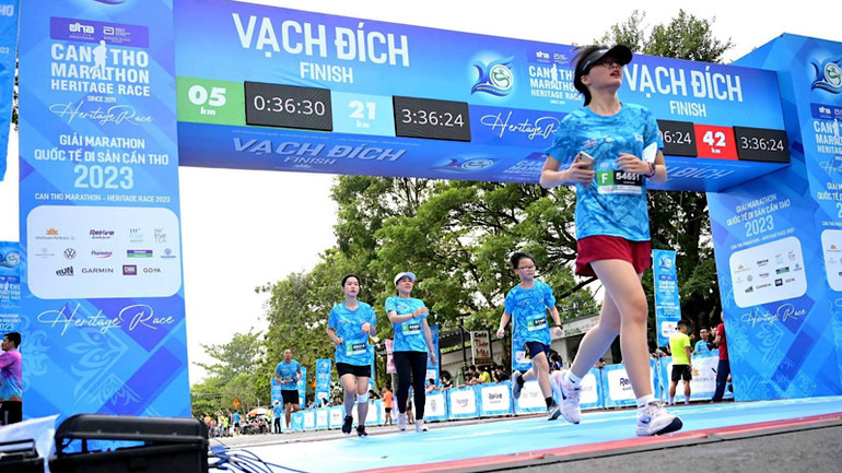 Các vận động viên về đích cự ly 42km