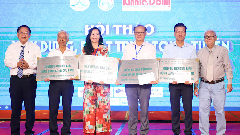 Hiệp hội Du lịch đồng bằng sông Cửu Long trao chứng nhận điểm du lịch tiêu biểu cho các đơn vị trong khu vực.