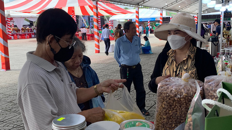 Du khách tham quan, mua sắm tại ngày hội. Du khách tham quan, mua sắm tại ngày hội.