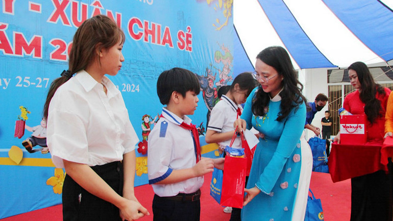 Lãnh đạo Liên đoàn lao động Cần Thơ trao quà cho con công nhân có hoàn cảnh khó khăn.