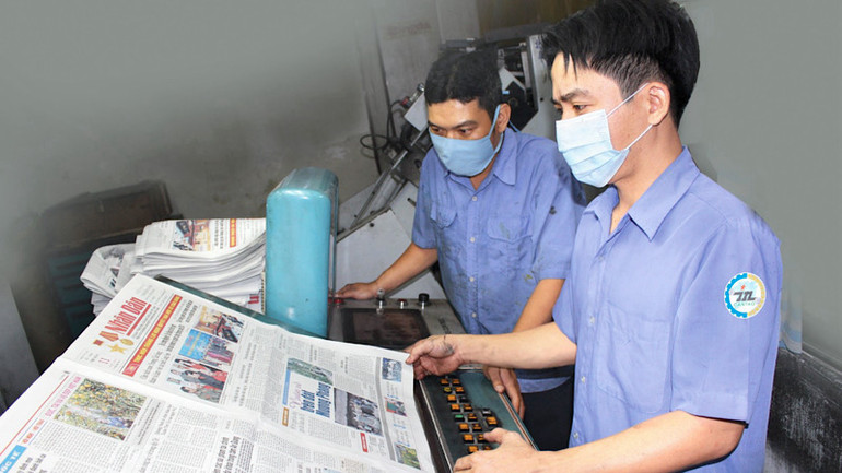 Công nhân Công ty Cổ phần In tổng hợp Cần Thơ kiểm tra bản in Báo Nhân Dân hằng ngày.