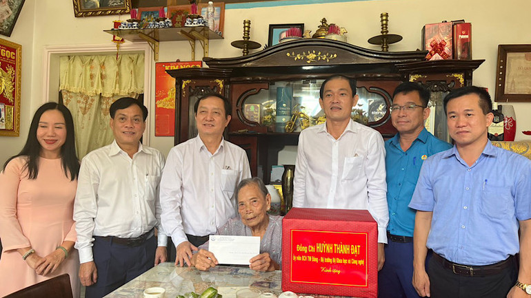 Lãnh đạo Bộ Khoa học và Công nghệ thăm, tặng quà Mẹ Việt Nam Anh hùng Lưu Thị Dục trên địa bàn Cần Thơ.