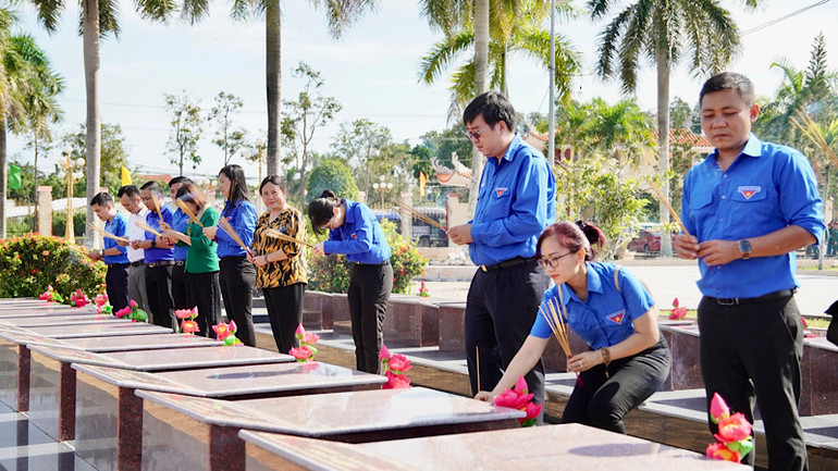 Đoàn viên thanh niên thành phố thắp nến tri ân các liệt sỹ tại nghĩa trang thành phố.