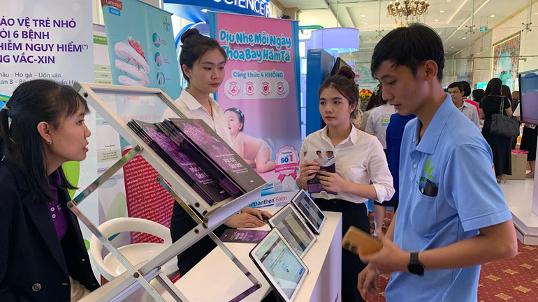 Đại biểu tìm hiểu kỹ thuật mới trong chẩn đoán, điều trị sản khoa tại hội nghị.