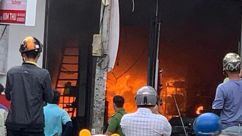 Ngọn lửa bùng phát dữ dội phía trong garage.