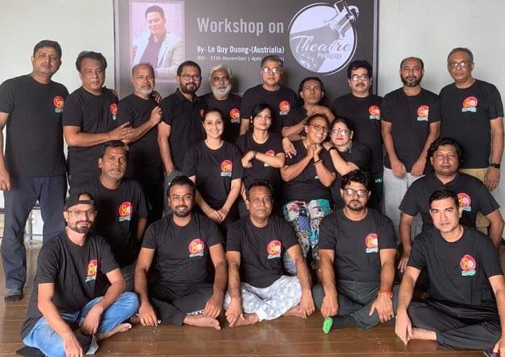 Ê-kíp dàn dựng vở "Huyền thoại tuổi thanh xuân" của Khoa Sân khấu và Nghệ thuật biểu diễn Đại học quốc gia Dhaka.