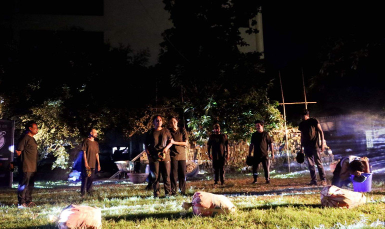 Cảnh diễn thử trong vở "Huyền thoại tuổi thanh xuân" của các nghệ sĩ Bangladesh.