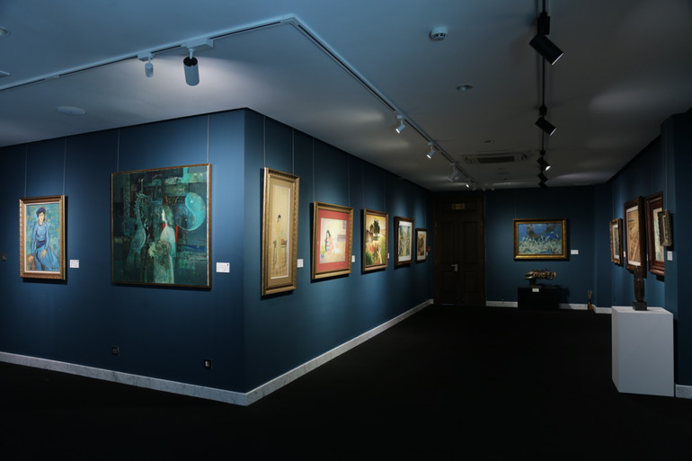 Một góc trưng bày tác phẩm của các danh họa Trường Mỹ thuật Đông Dương. Một góc trưng bày tác phẩm của các danh họa Trường Mỹ thuật Đông Dương.