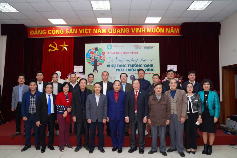 Lãnh đạo Hội Nhà báo Việt Nam và các đại biểu tại lễ phát động cuộc thi viết.