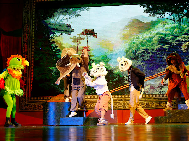 Cảnh trong vở "Vị vua không ngai".