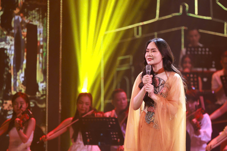 Nghệ sĩ Nhân dân Mai Hoa thể hiện ca khúc "Đâu phải bởi mùa thu".