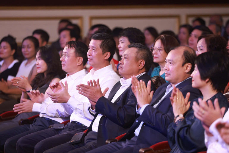 Các đồng chí lãnh đạo thành phố Hà Nội và các bộ, ngành dự đêm nhạc.