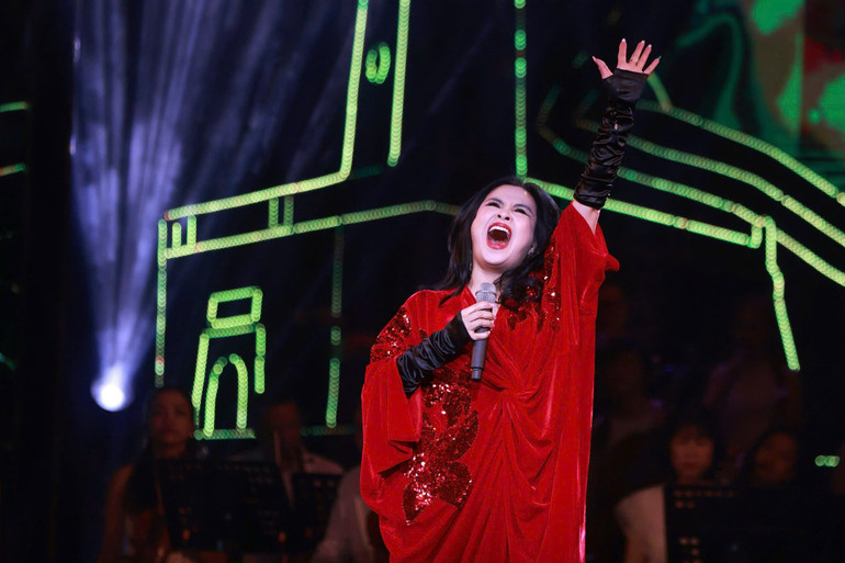 Nghệ sĩ Nhân dân Thanh Lam sôi nổi và sâu lắng với "Một thoáng Tây Hồ" và "Hoa sữa".